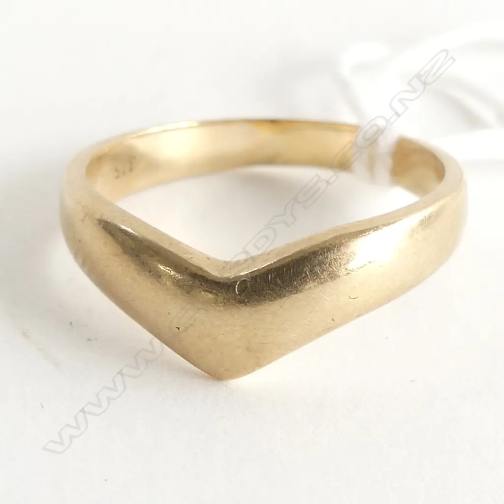 (67) 9CT GOLD SHAPED WEDDING BAND Image 1++