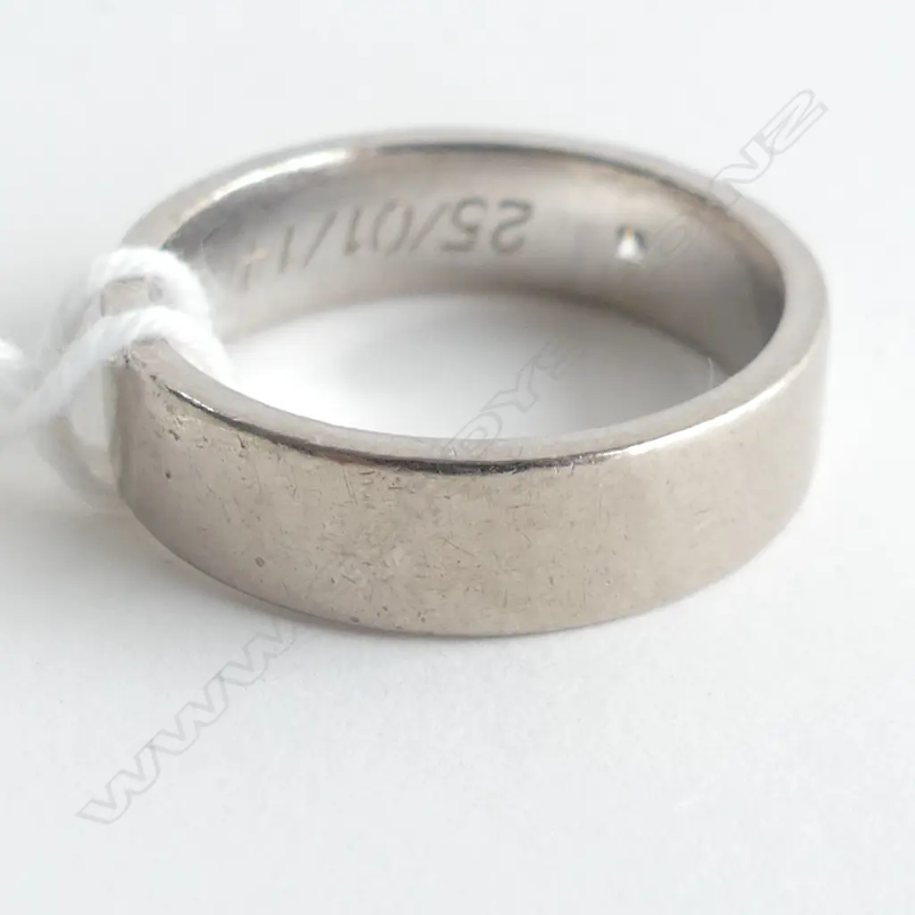 18CT WHITE GOLD AND DIAMOND BAND 0.10ct (val) 9.84gm  Image 1++