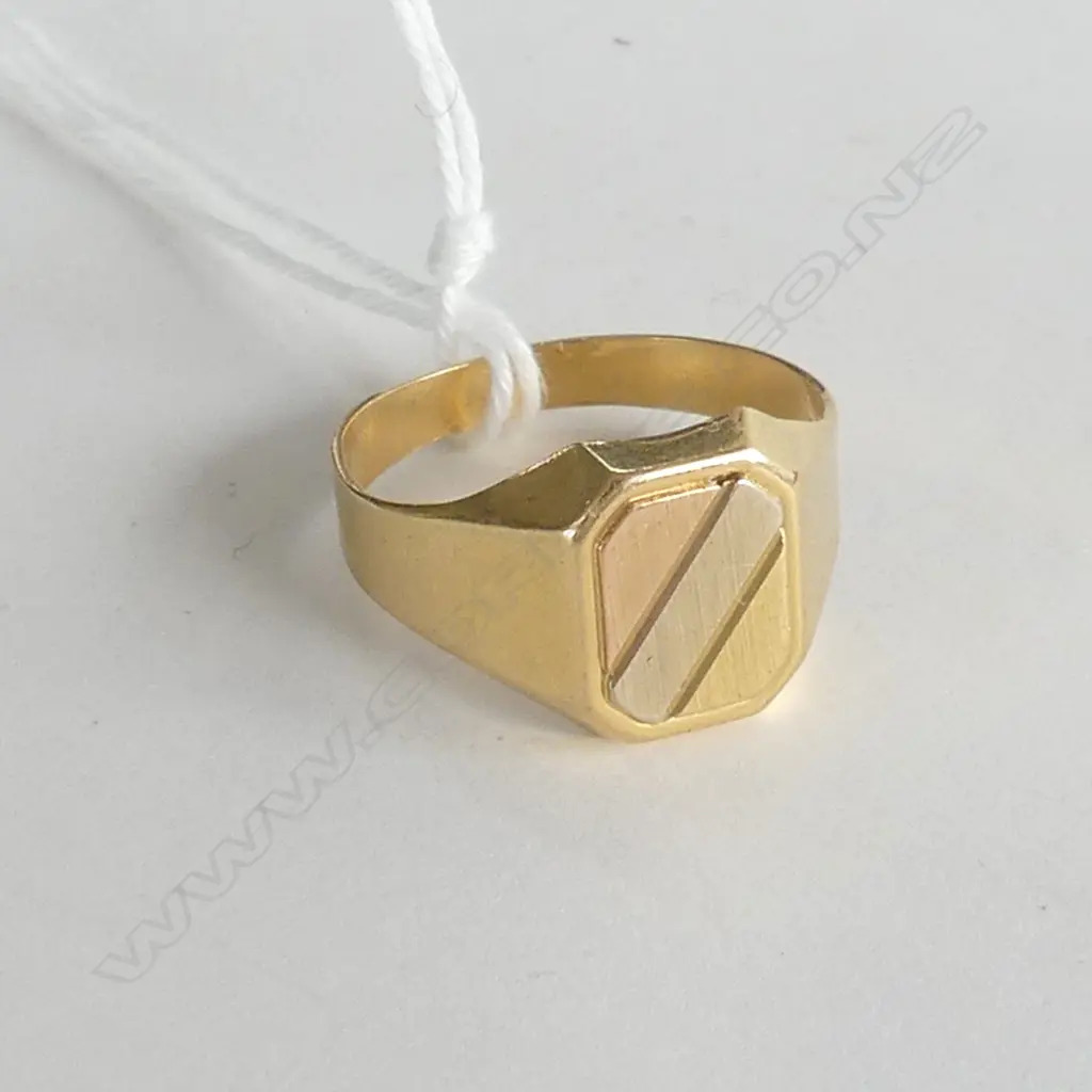 18CT GOLD SIGNET RING 3.32gms Image 1++