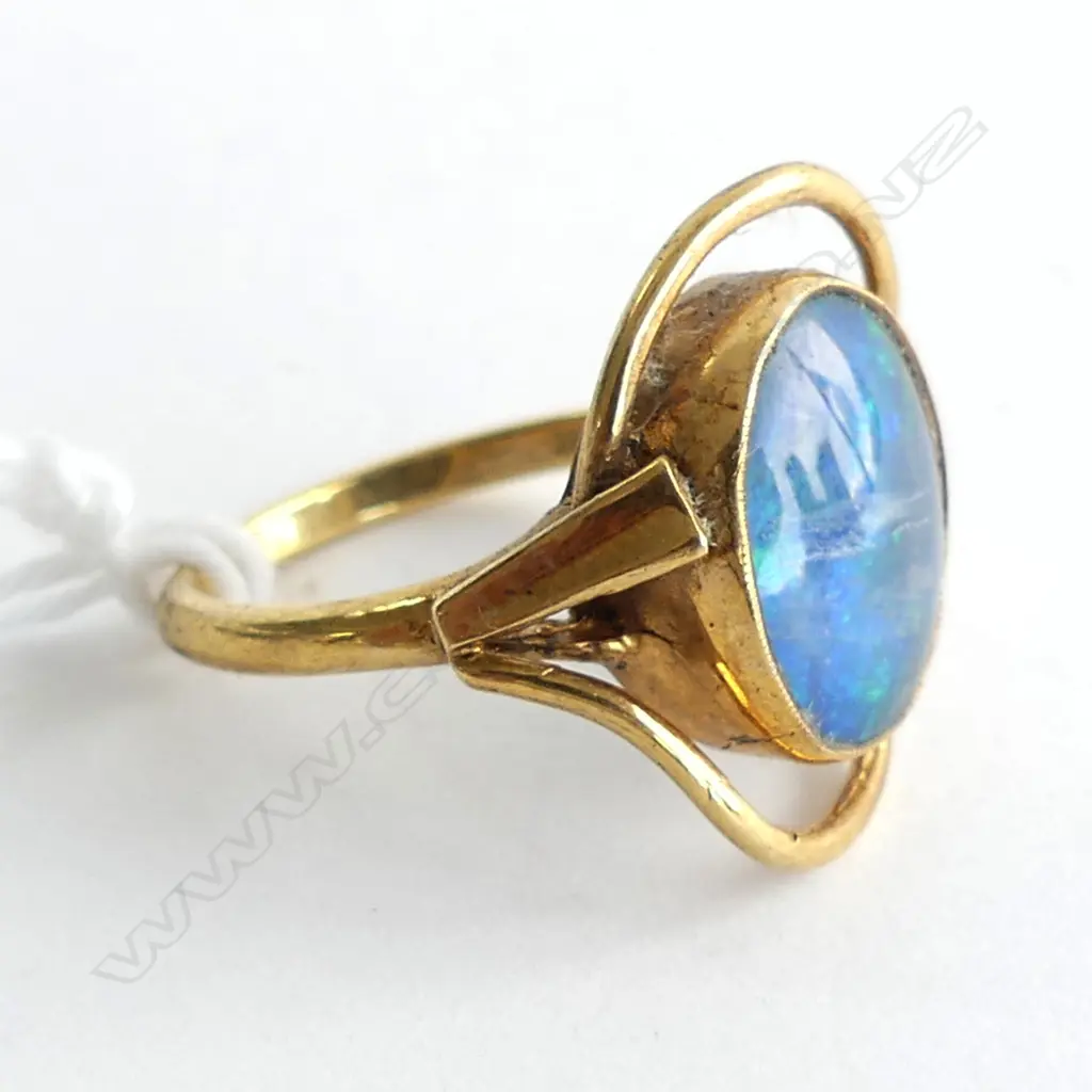 9CT GOLD RING OPAL DOUBLET PANEL SCROLLING FRAME 3.47gms Image 1++