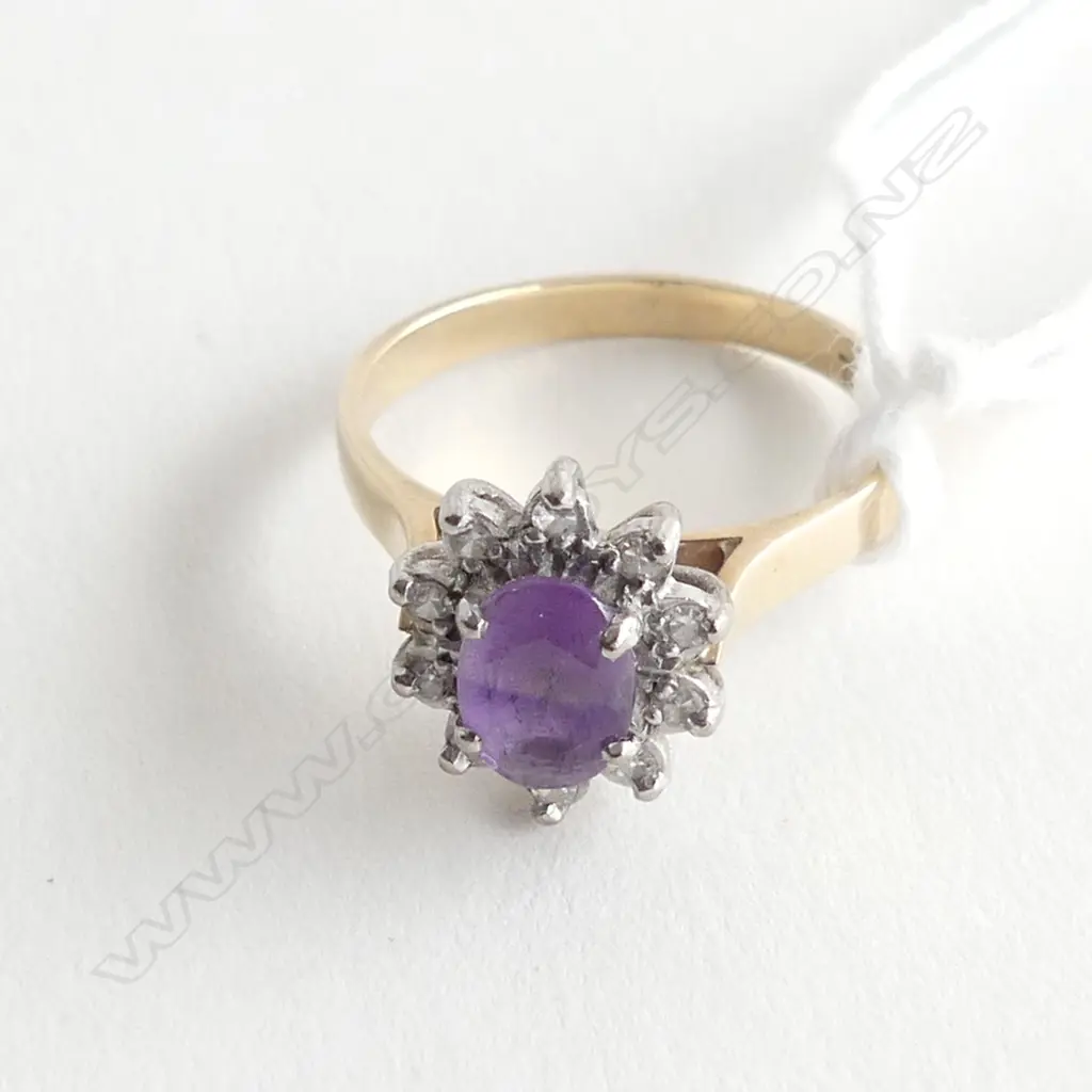 9CT GOLD AND AMETHYST CLUSTER RING Image 1++