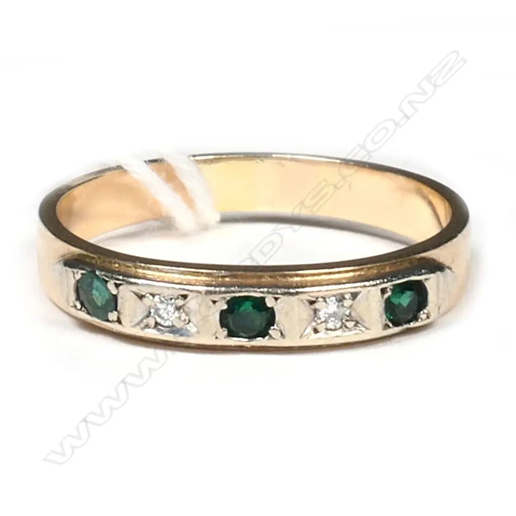 ESTATE 9CT YELLOW GOLD DIAMOND & \GREEN COLOURED STONES IN RING, 2.8gm Image 1++