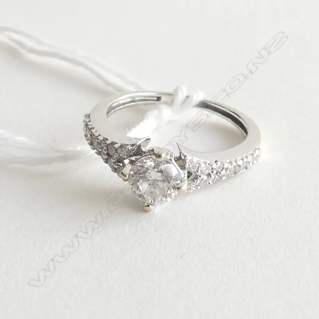 18CT WHITE GOLD AND DIAMOND RING 0.43CT  Image 1++