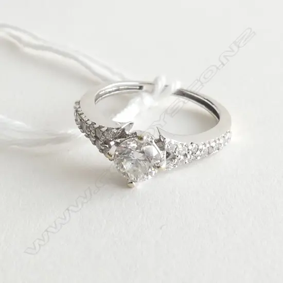 18CT WHITE GOLD AND DIAMOND RING 0.43CT 
