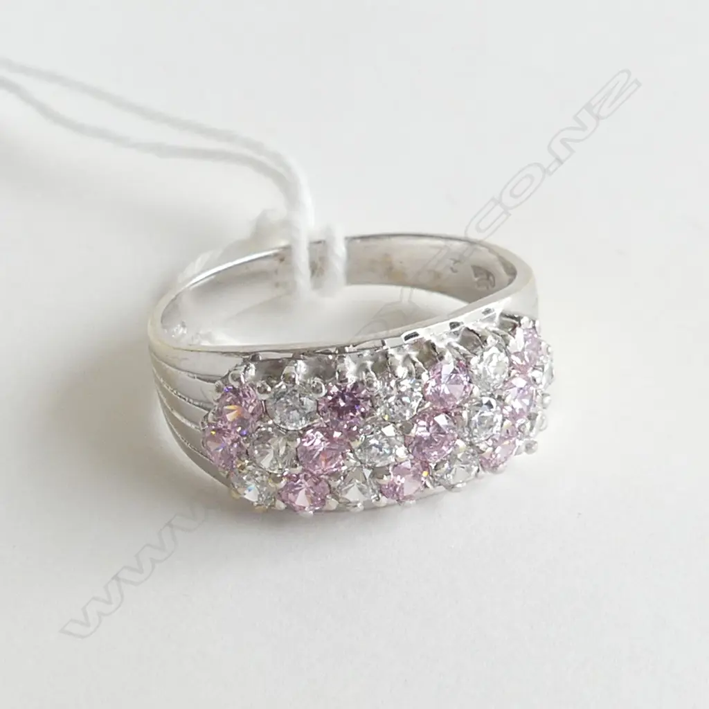 9CT WHITE GOLD RING WITH PINK & WHITE CZs 3.86gm Image 1++