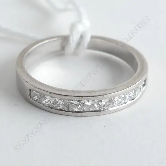18CT WHITE GOLD AND DIAMOND BAND 0.22ct (val) 