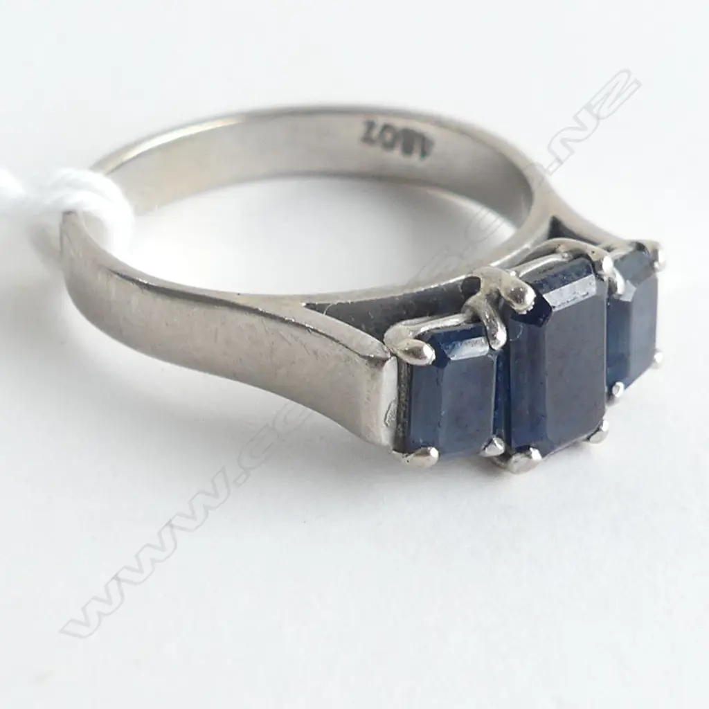 18CT WHITE GOLD & 3 STONE SAPPHIRE RING 4.6gms Image 1++