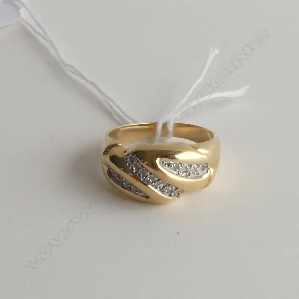 18CT GOLD AND DIAMOND RING 8.81gm Image 1++