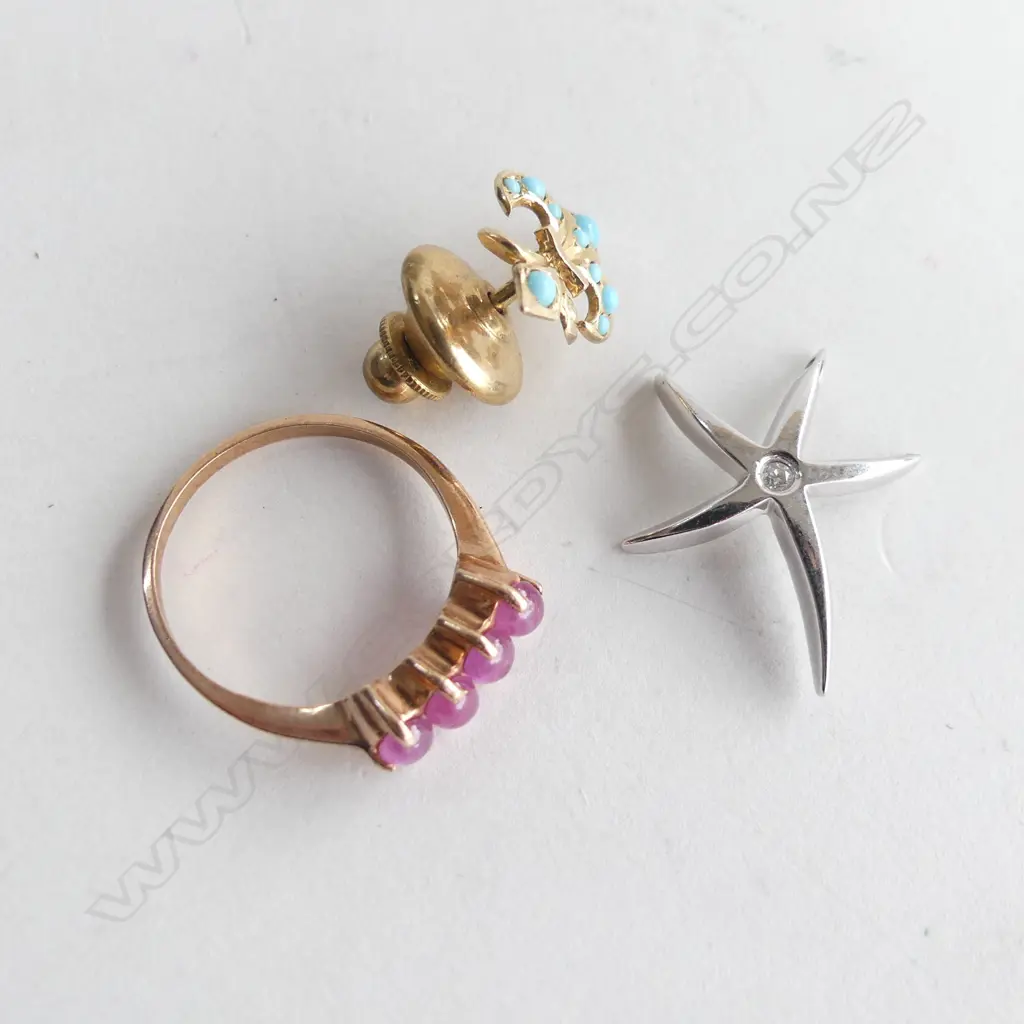 14CT WHITE GOLD STARFISH PENDANT, 375 MARKED ROSE GOLD RING, TIE PIN Image 1++