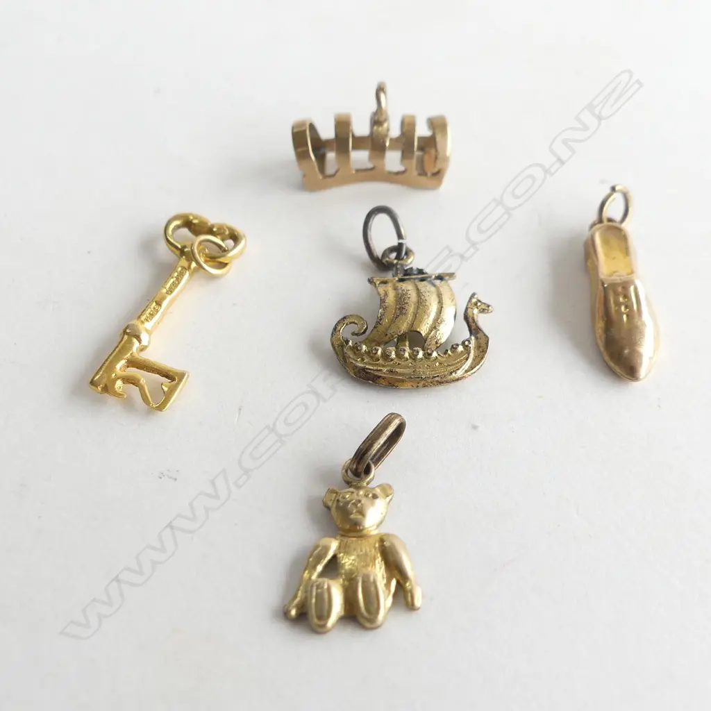 3 9ct GOLD CHARMS SHOE. KEY. TOAST RACK 2.5gms + 2 OTHERS SILVER Image 1++