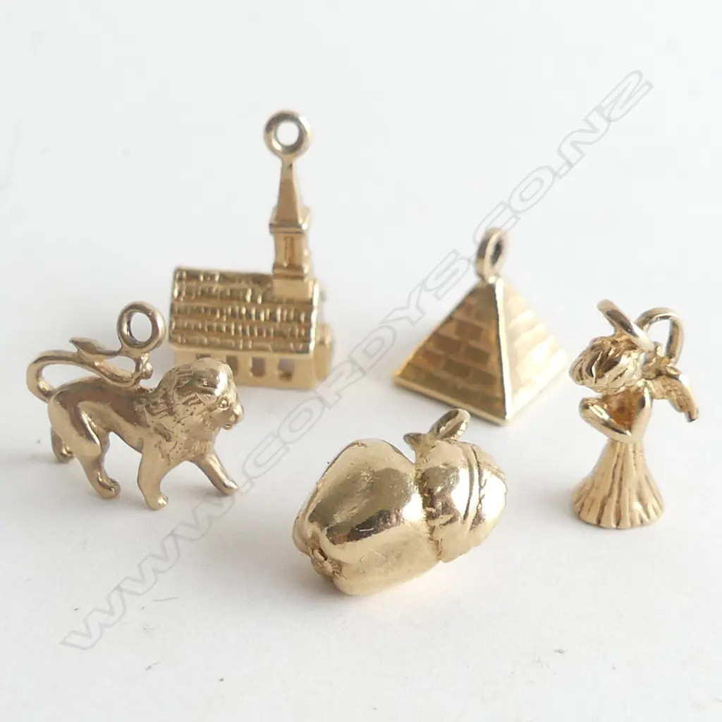 5 9CT CHARMS; CHURCH, PYRAMID, ANGEL, APPLE & LION 6.8 GRAMS Image 1++