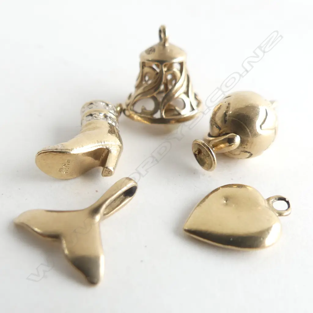 5 9CT CHARMS; GLOBE, SHOE, HEART, FISH TAIL & BELL 5.5 GRAMS Image 1++
