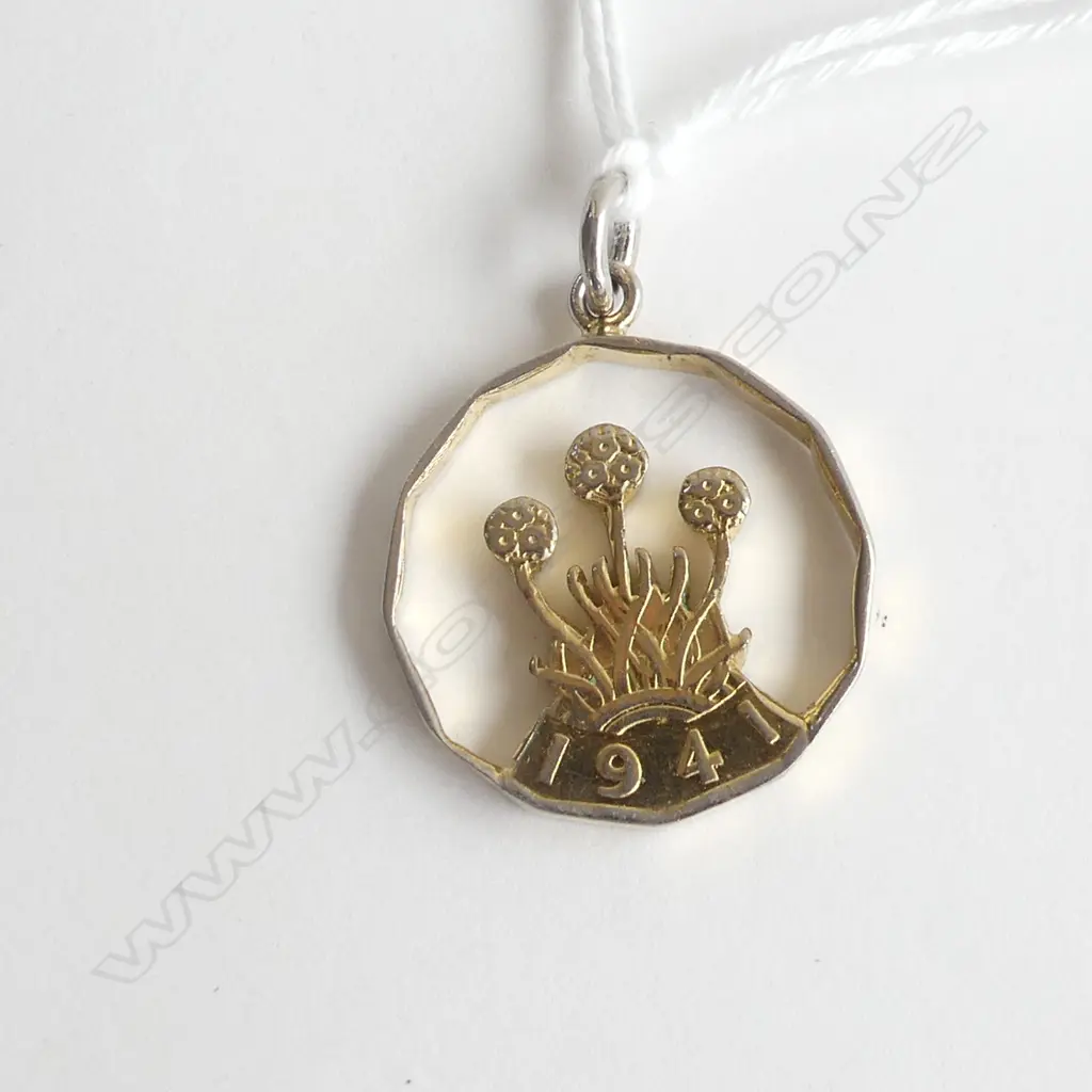 VINTAGE COIN FLOWER PENDANT 3.3gm Image 1++