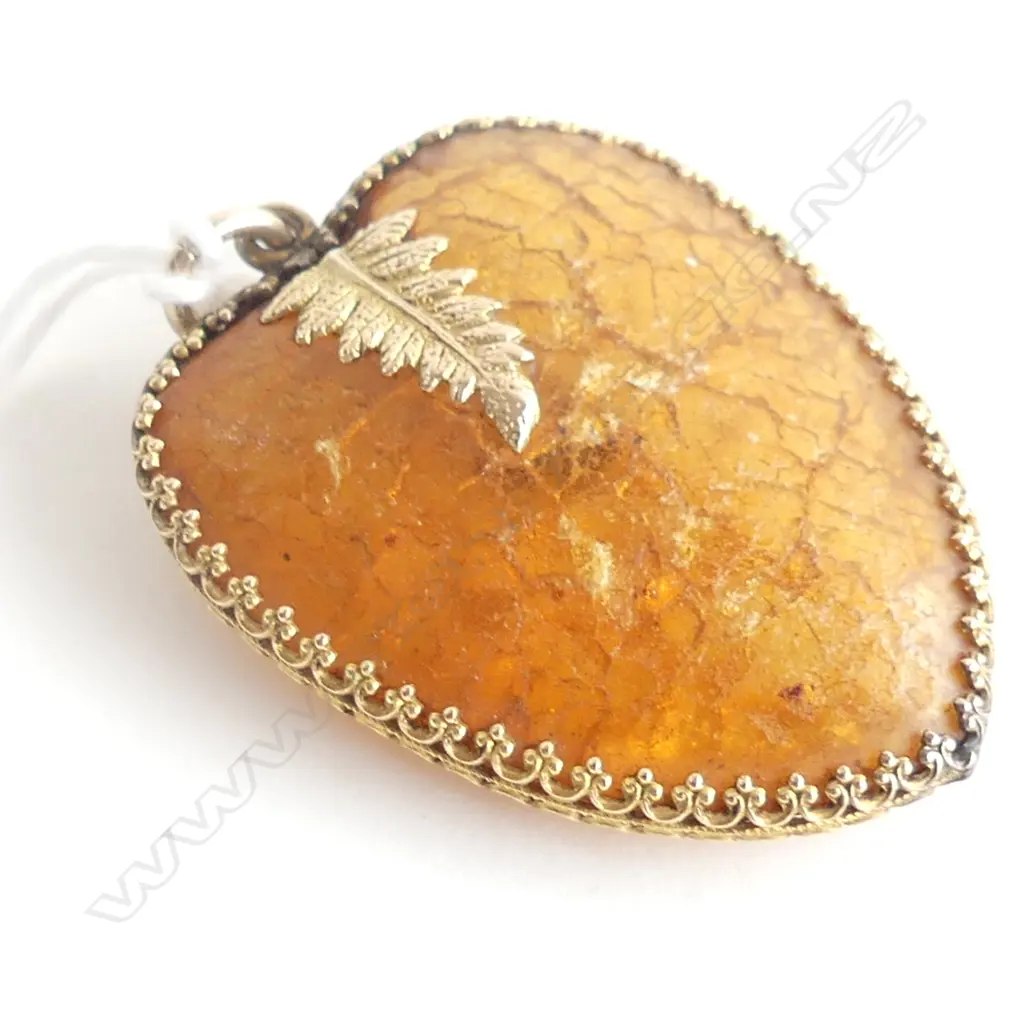 COLONIAL 9CT GOLD AND KAURI GUM HEART PENDANT Image 1++