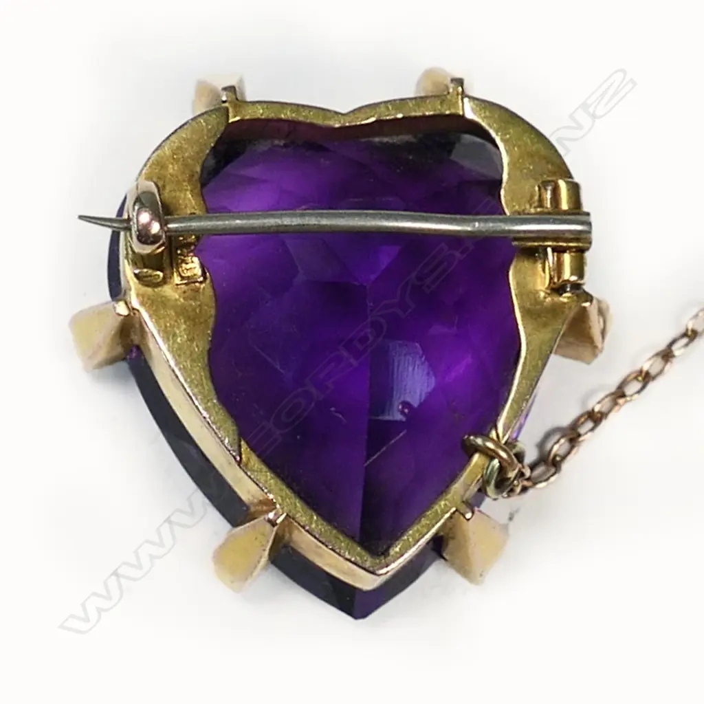 An Edwardian 9ct gold and amethyst heart brooch, Image 1++
