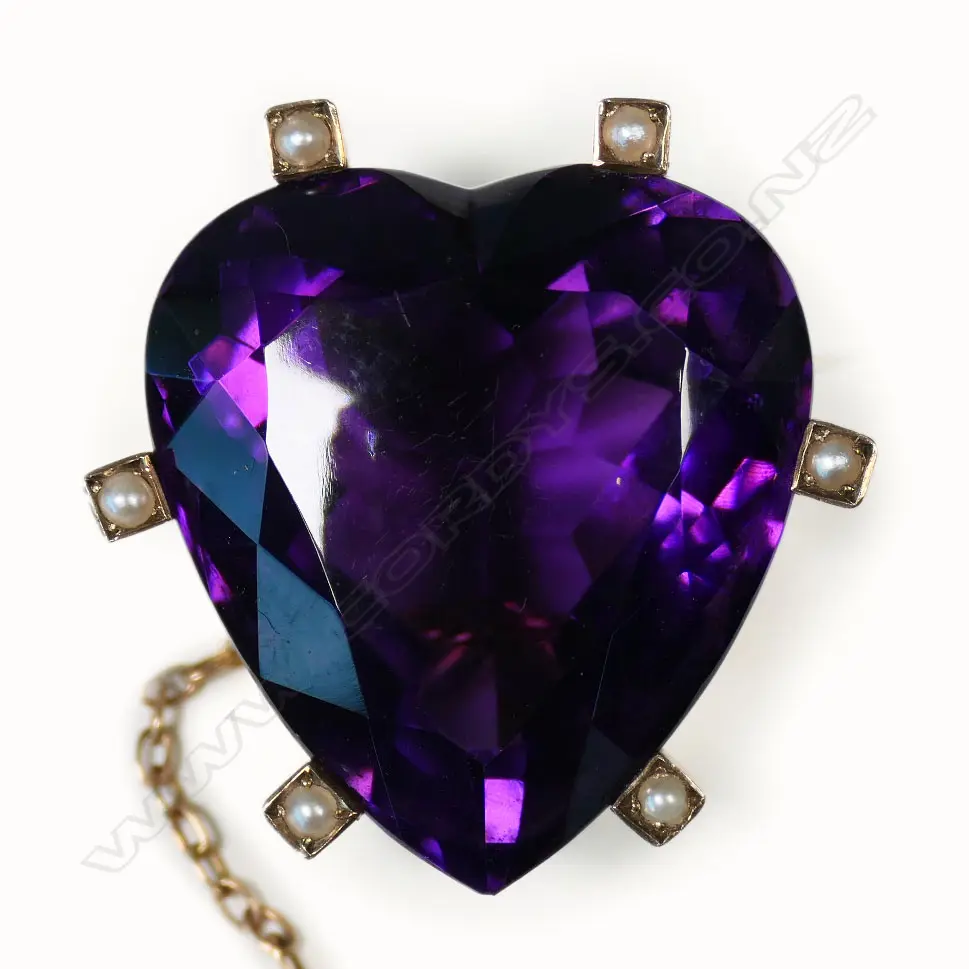 An Edwardian 9ct gold and amethyst heart brooch, Image 1++
