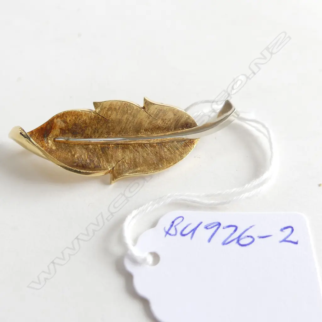 18K GOLD MODERNIST DESIGN LEAF BROOCH 8gms Image 1++