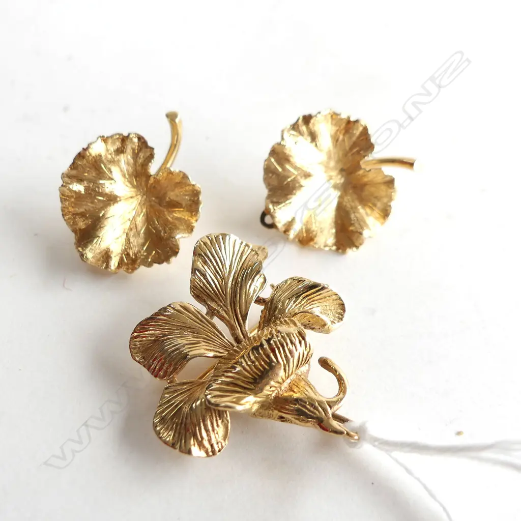 14K GOLD STYLISH LEAF JEWELLERY SUITE BROOCH & EARRINGS 16.75gms` Image 1++
