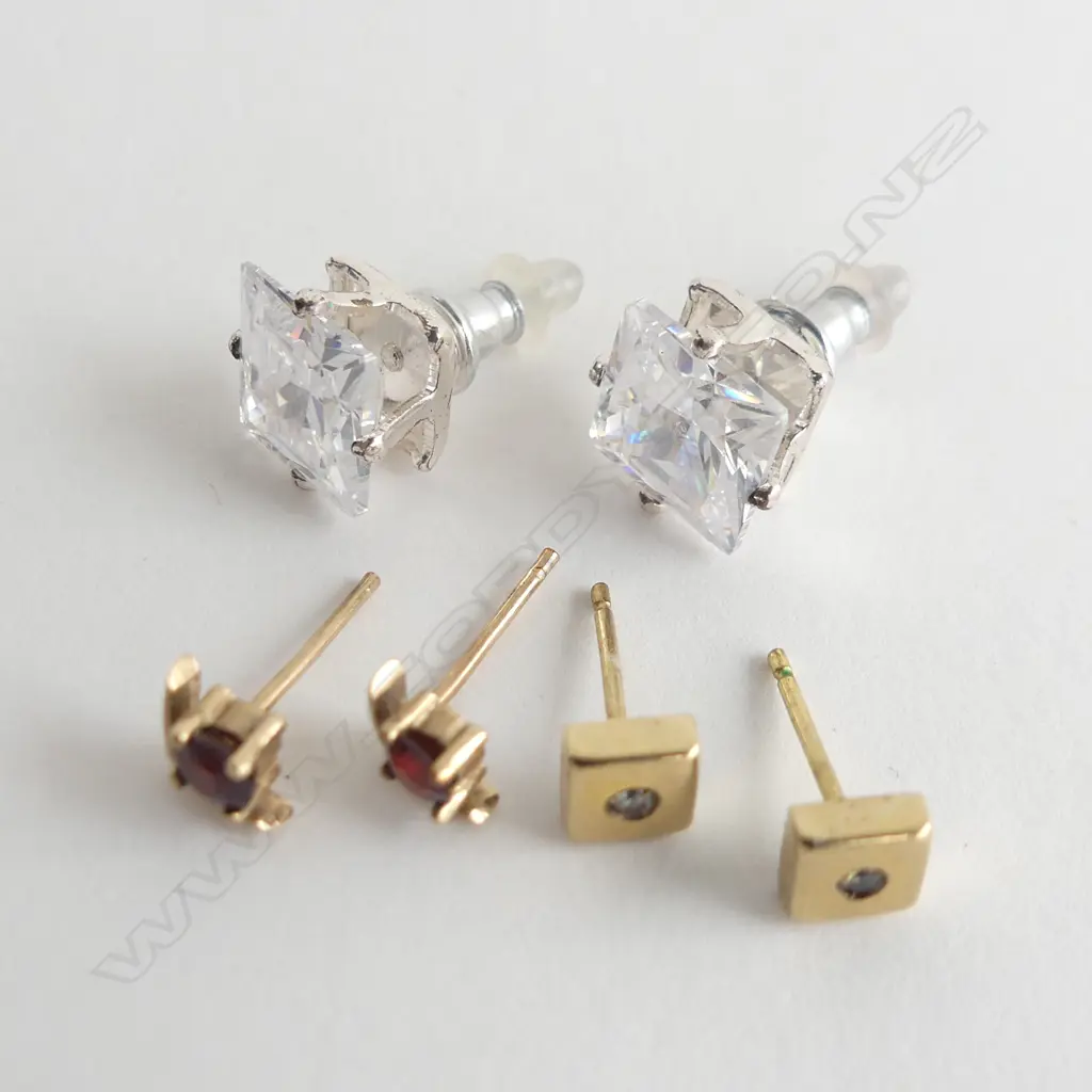 2 9CT EARRINGS 1 GRAMS + CZ PR  Image 1++
