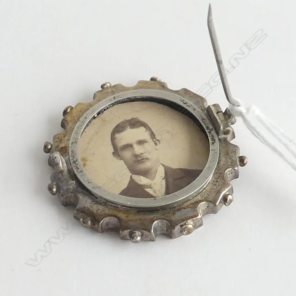 VICTORIAN SILVER AND GOLD BROOCH Image 1++