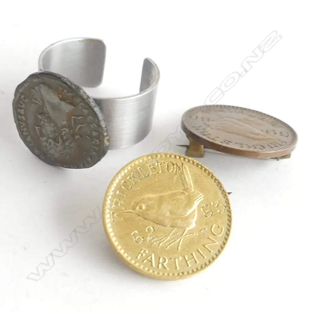 REPLICA EMPEROR HADRIAN COIN RING + 2 FRICKLETON FARTHING PIN BADGES Image 1++