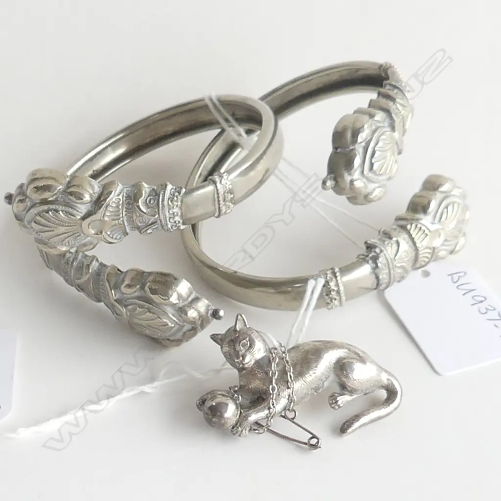 SILVER CAT BROOCH AND TWO SILVER BANGLES Image 1++