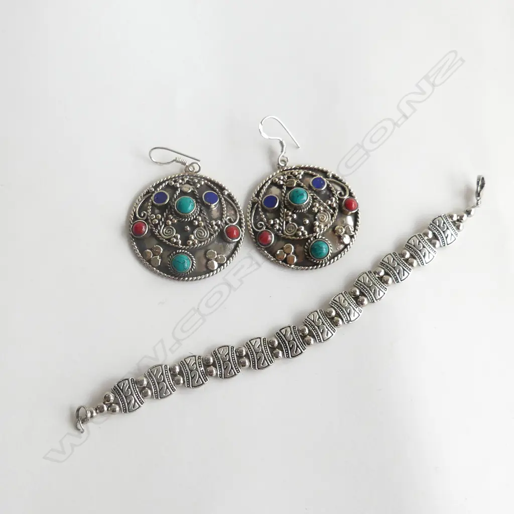 SILVER BRACELET AND PAIR OF EARRINGS Image 1++