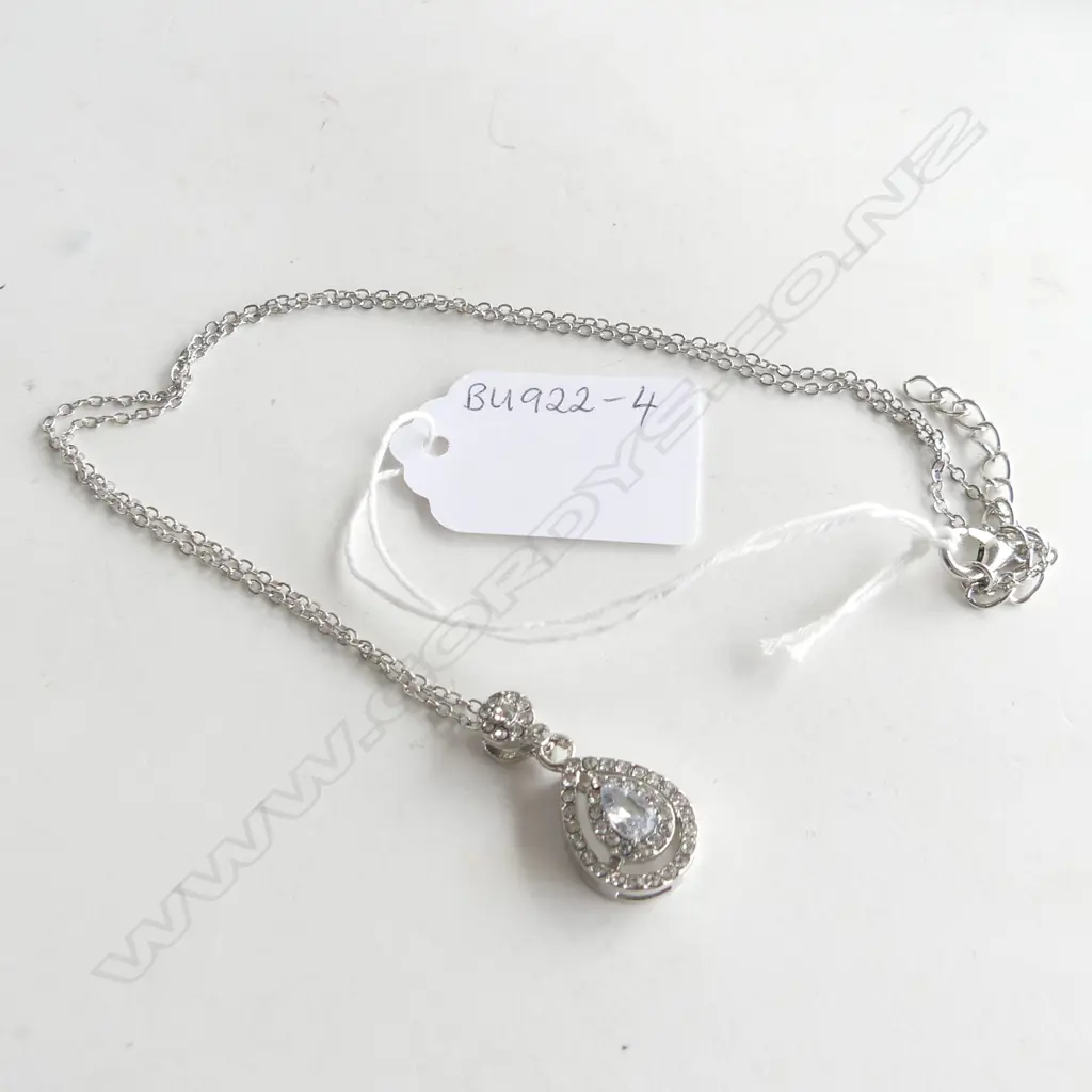 FAUX DIAMOND PENDANT IN SILVER COLOURED CHAIN Image 1++