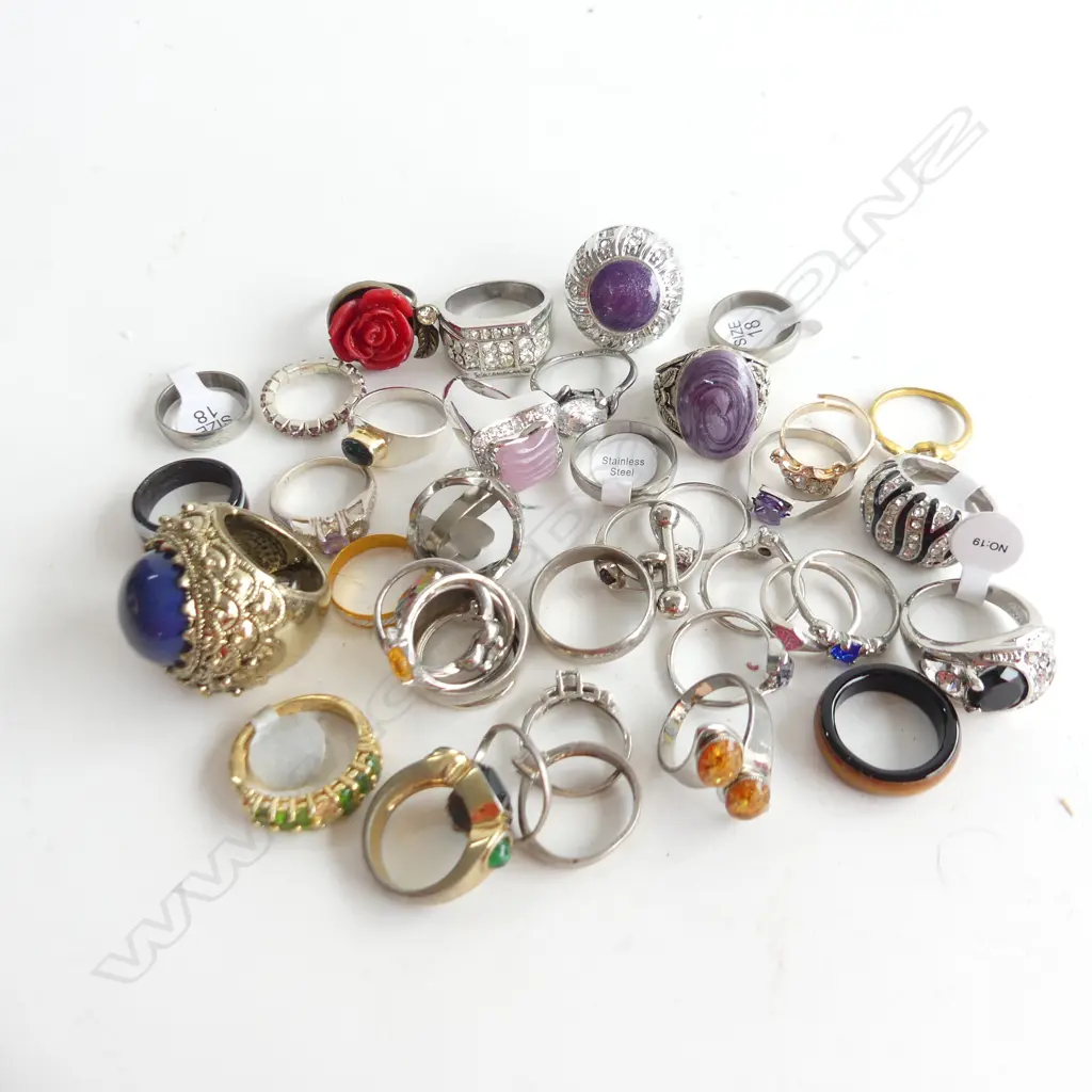 BAG 40 ASST COSTUME JEWELLERY RINGS Image 1++
