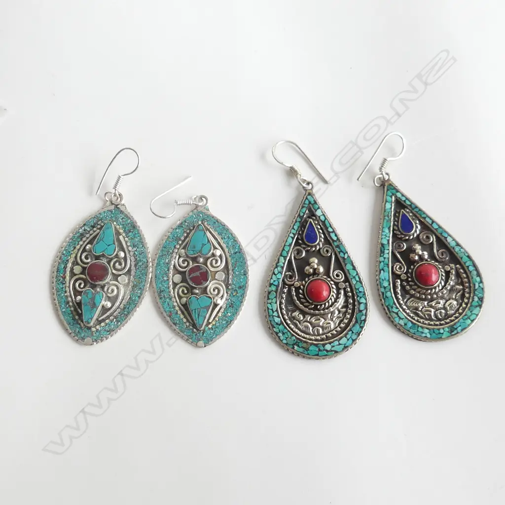 TWO PAIRS OF SILVER EARRINGS Image 1++