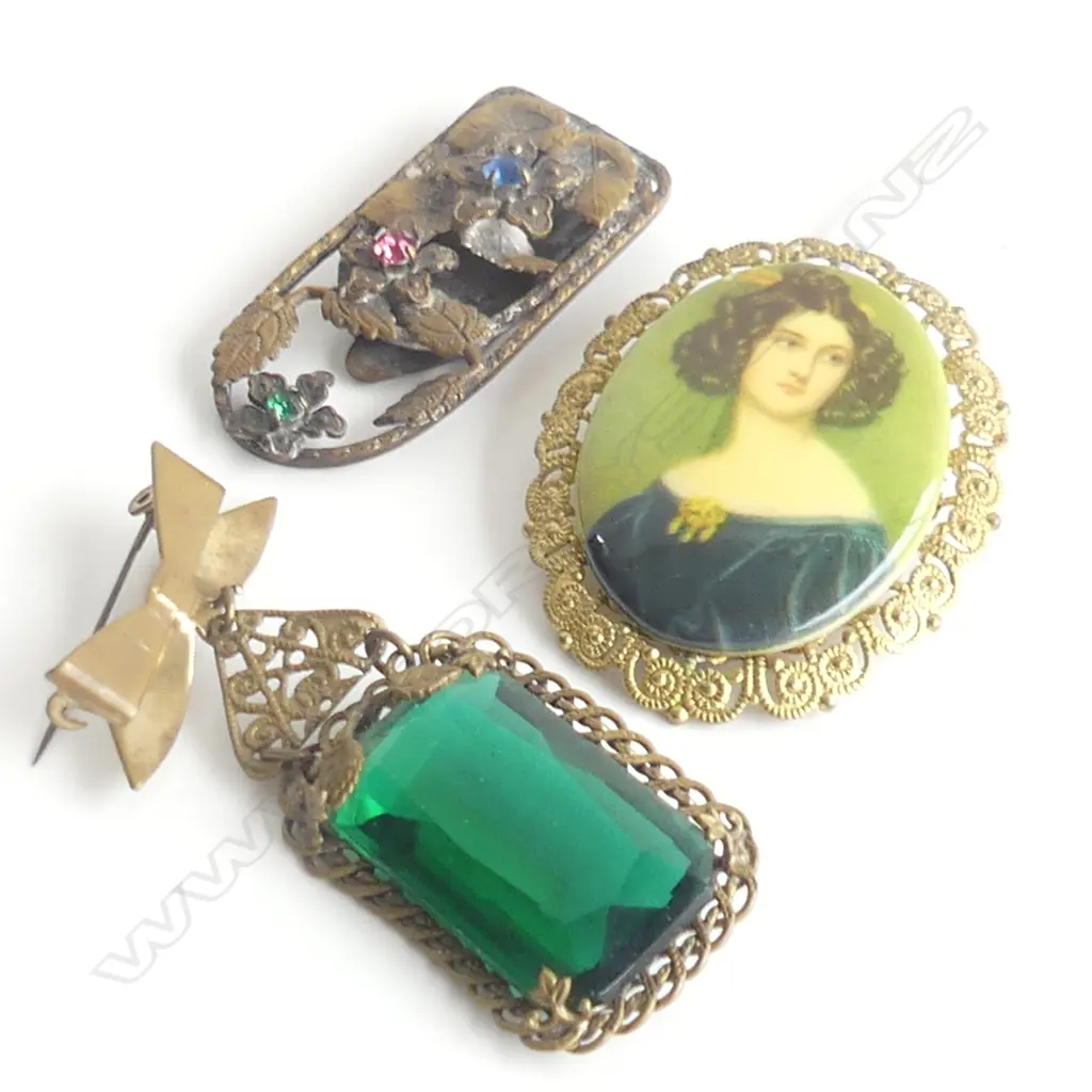 THREE PIECES OF COSTUME JEWELLERY Image 1++