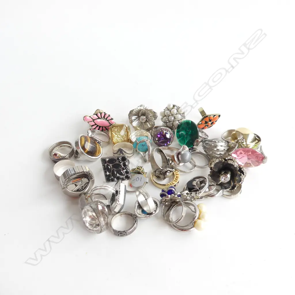 40 ASST COSTUME JEWELLERY RINGS Image 1++