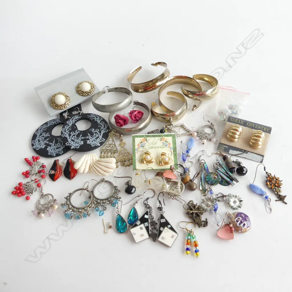 BAG 30+ ASST COSTUME JEWELLERY EARRINGS  Image 1++