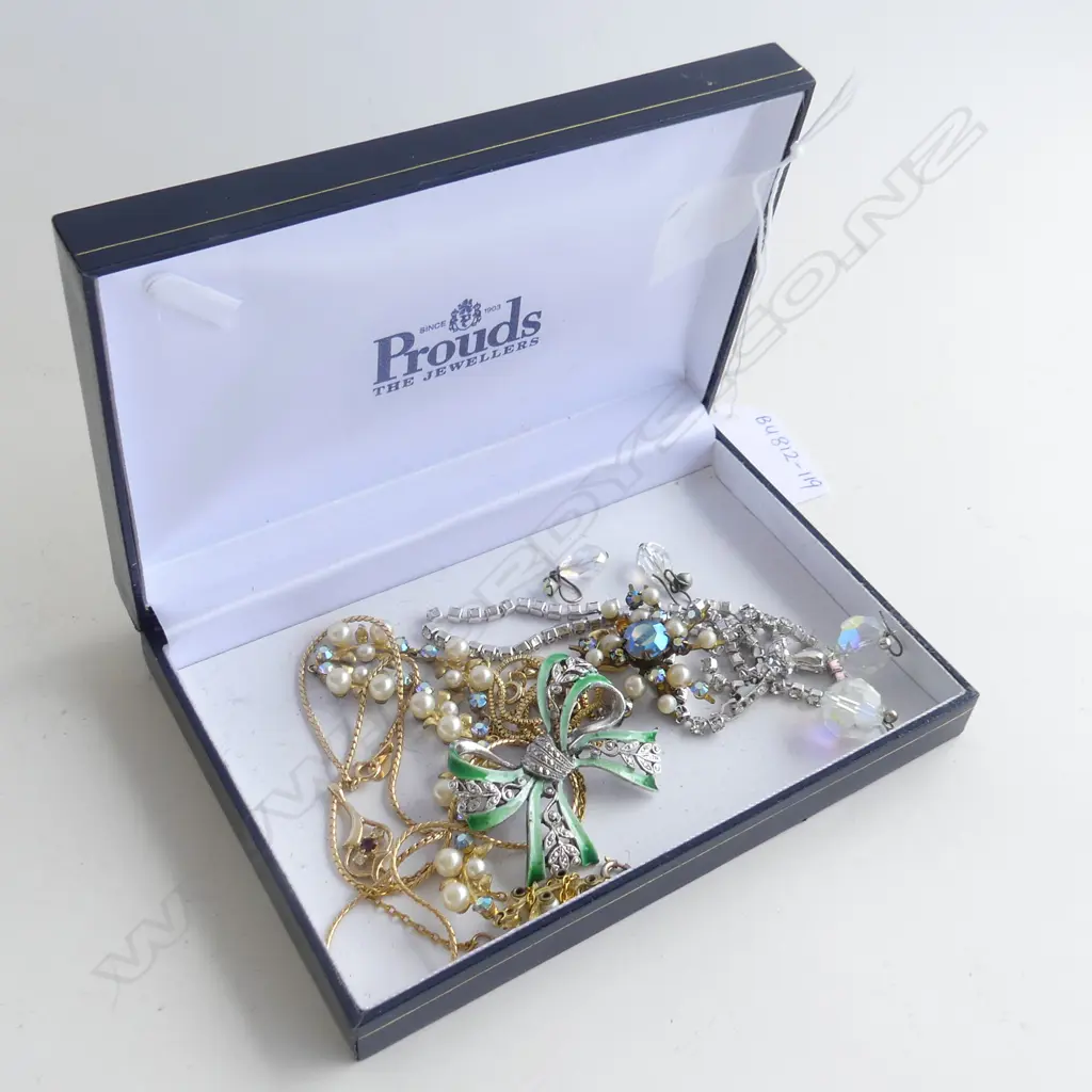 SM BOX ASST JEWELLERY INCL. ENAMEL & MARCASITE BOW BROOCH, DIAMANTE NECKLACE ETC.. Image 1++
