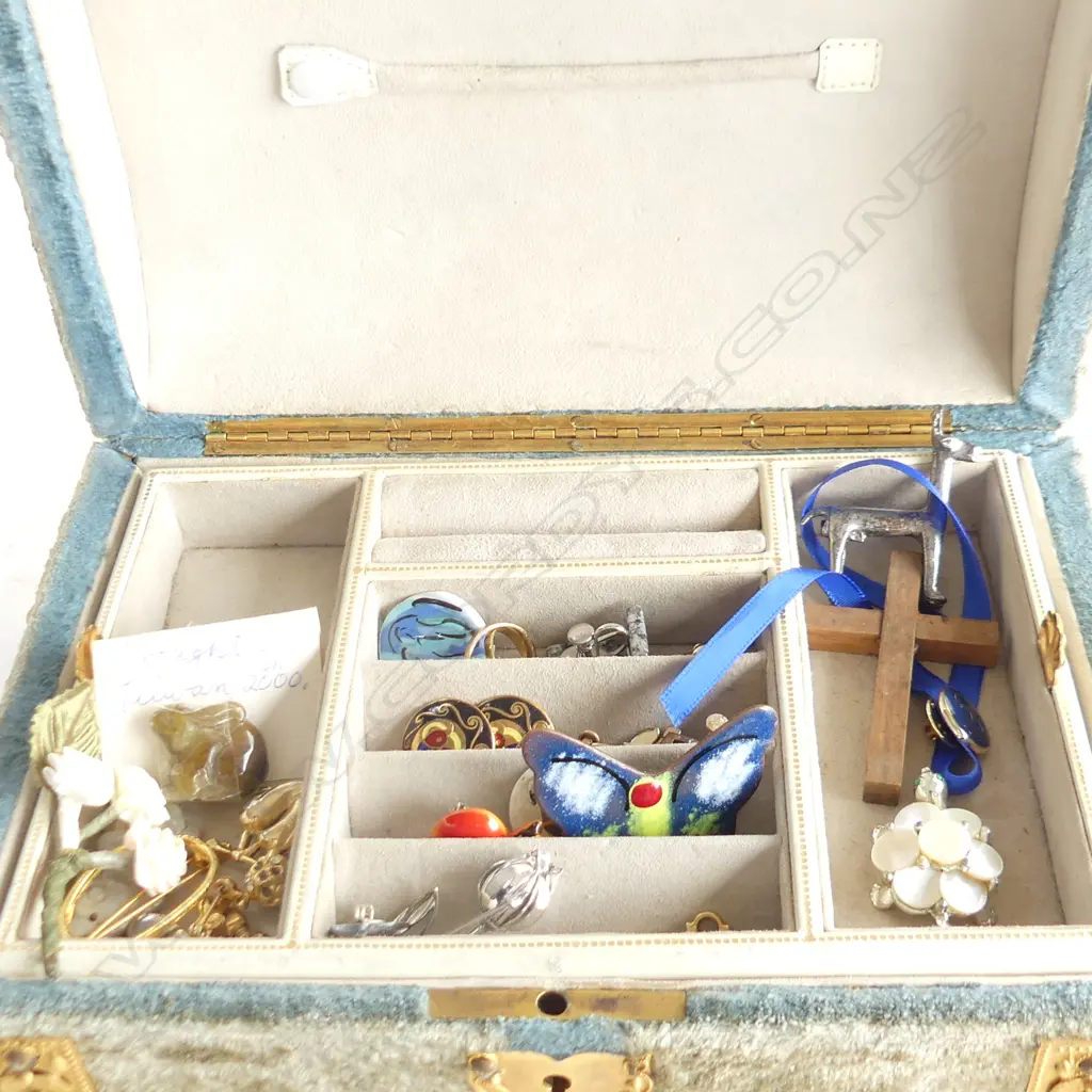 VINTAGE BLUE VELVET JEWELLERY CASKET W COSTUME JEWELLERY COLLECTION Image 1++