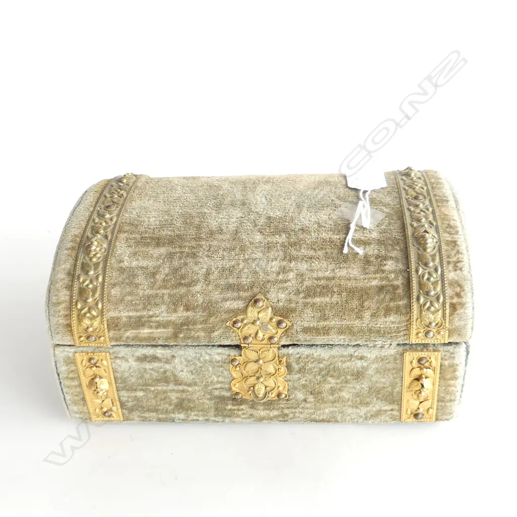 VINTAGE BLUE VELVET JEWELLERY CASKET W COSTUME JEWELLERY COLLECTION Image 1++