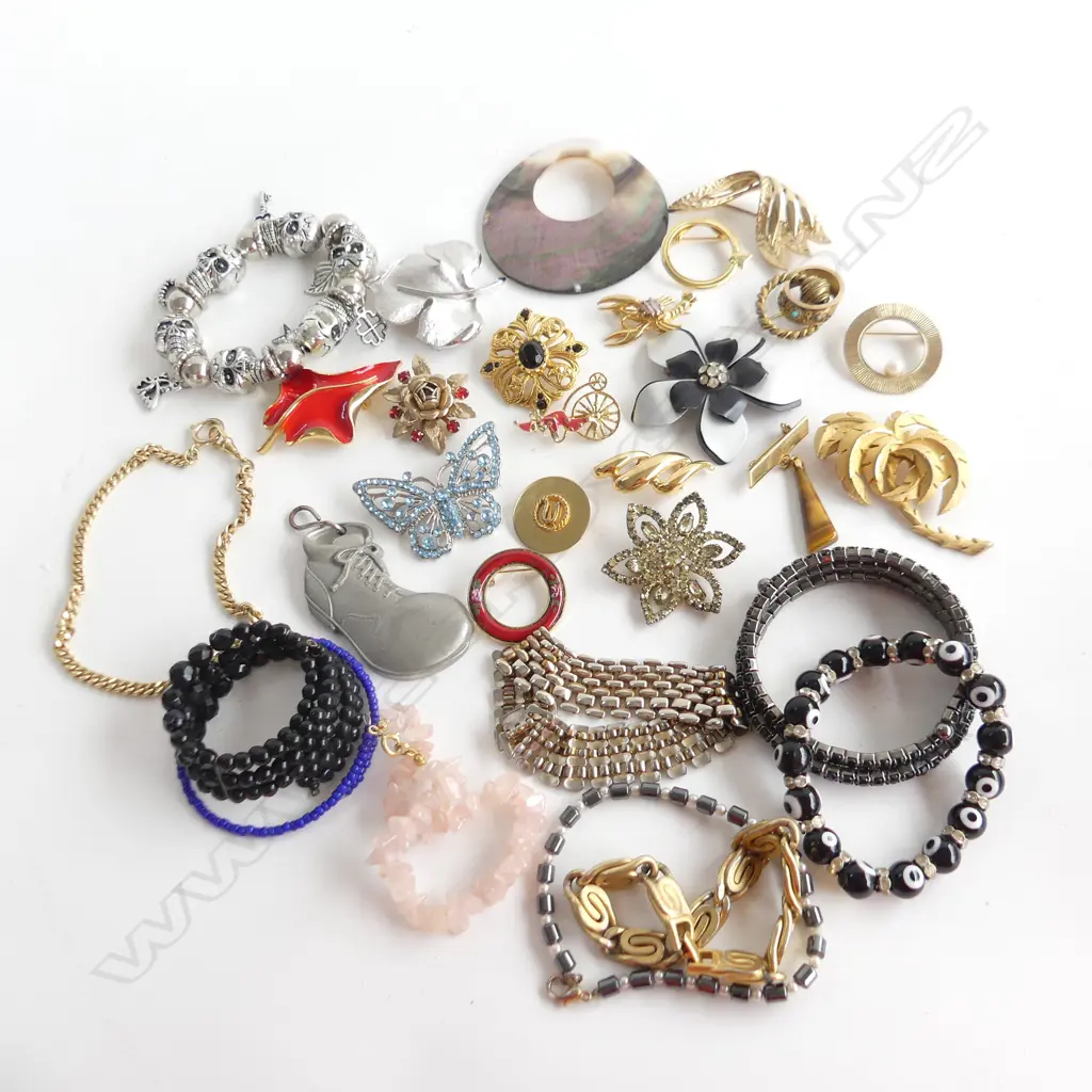 2 BAGS ASST COSTUME JEWELLERY; BROOCHES & BRACELETS  Image 1++
