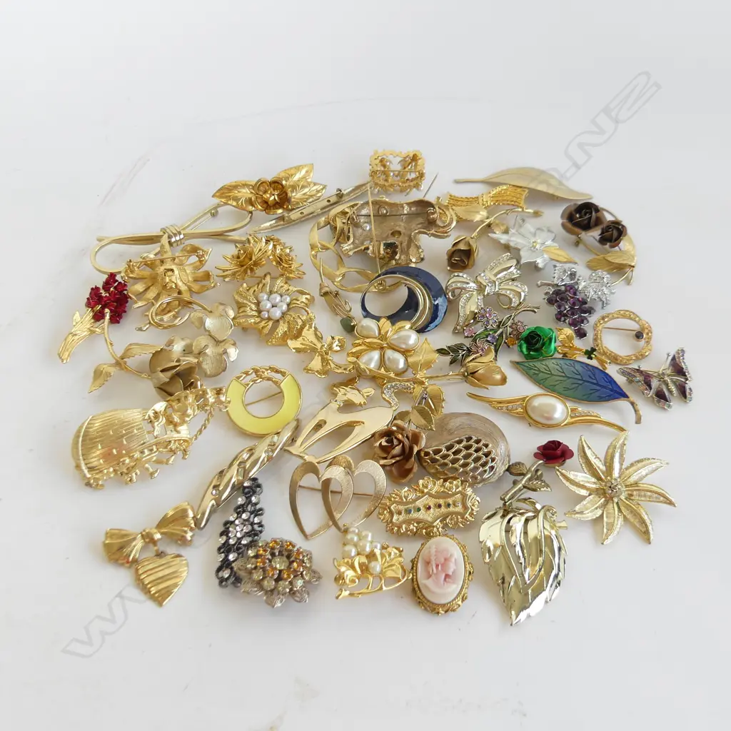 ASST. GOLD TONE BROOCHES  Image 1++