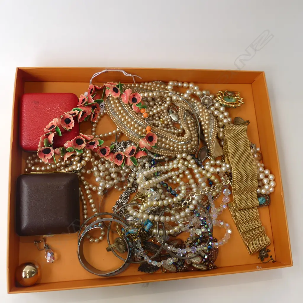 ASST. COSTUME JEWELLERY Image 1++