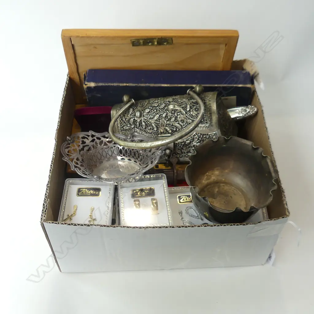 BOX LOT CHESS SET, COSTUME JEWELLERY, 6 IVORINE 'BONE' HANDLED KNIVES, POCKET KNIVES ETC Image 1++