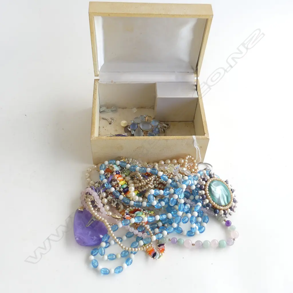 BOX ASST COSTUME JEWELLERY  Image 1++