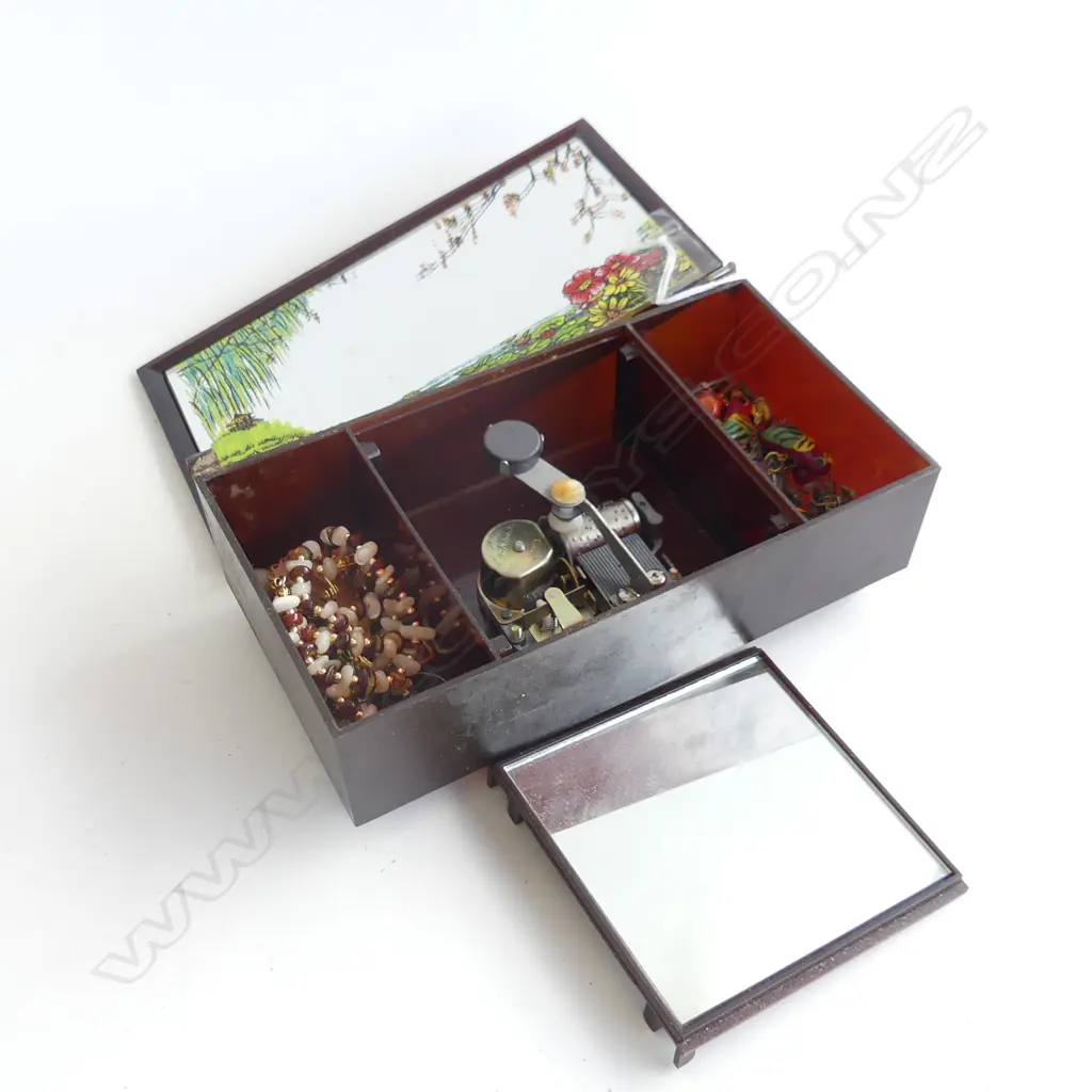 OLD JEWELLERY BOX OF COSTUME JEWELLERY (LID BROKEN) Image 1++