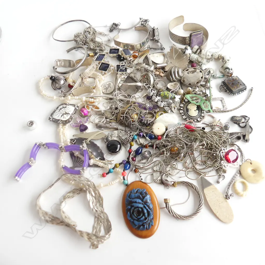 BAG ASST SCRAP SILVER JEWELLERY ETC. Image 1++