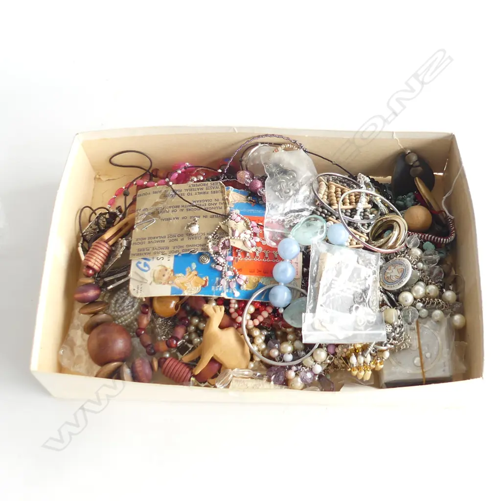 LGECOLLECTION ESTATE COSTUME JEWELLERY. NECKLACES ETC Image 1++