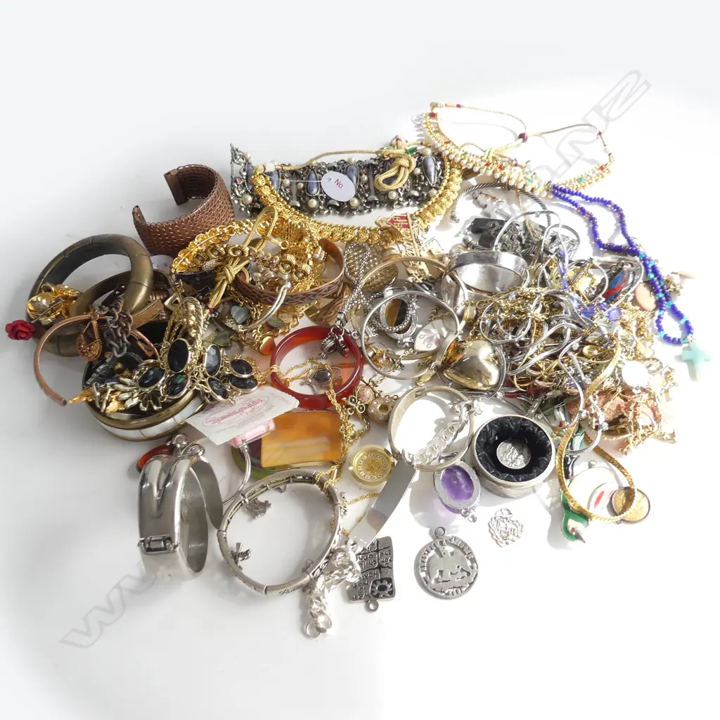 ASST. COSTUME JEWELLERY Image 1++