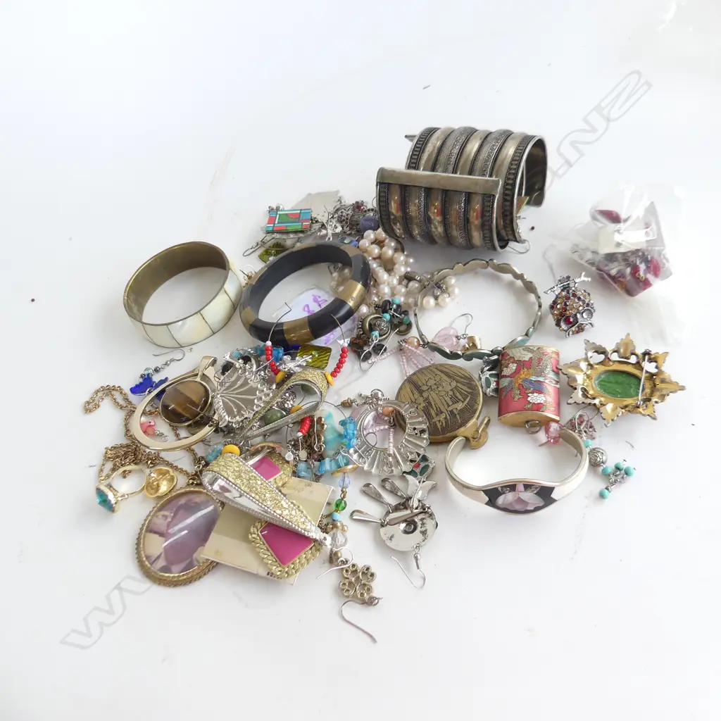 BAG ASST COSTUME JEWELLERY EARRINGS + 2 WIDE OPEN BANGLES Image 1++