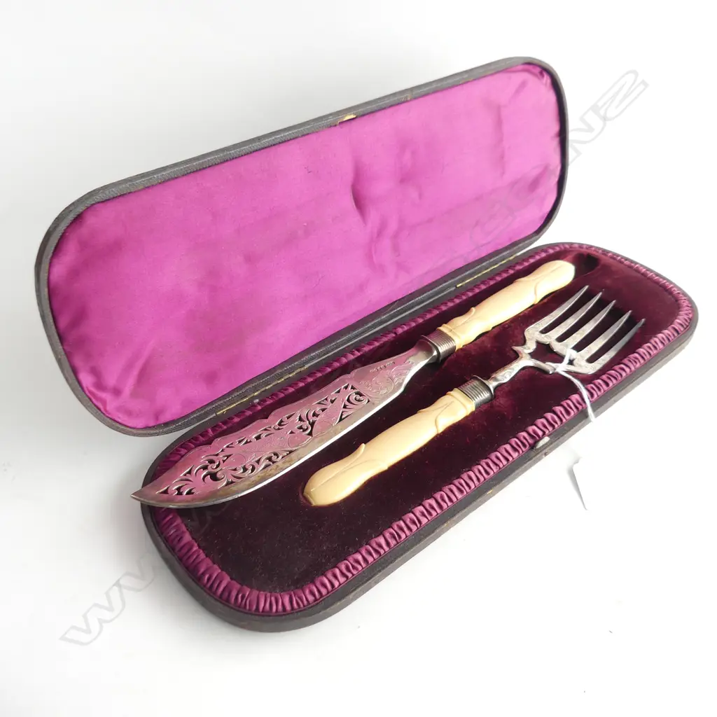 VICTORIAN STG SILVER FISH SERVING SET, CASED Image 1++