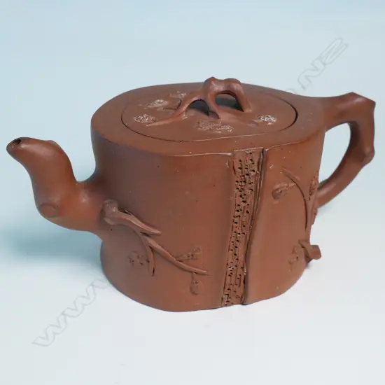 YIXING TEAPOT, MARKED TO THE BASE 宜興紫砂名壶, (YIXING ZISHA FAMOUS POT) & TO THE COVER 景銘 (JING MING), MINOR FRITS....