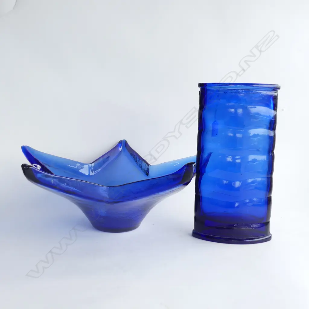 LG STAR SHAPED BLUE GLASS DISH (DIA 440MM ) + LG BLUE GLASS VASE (H 300MM) Image 1++