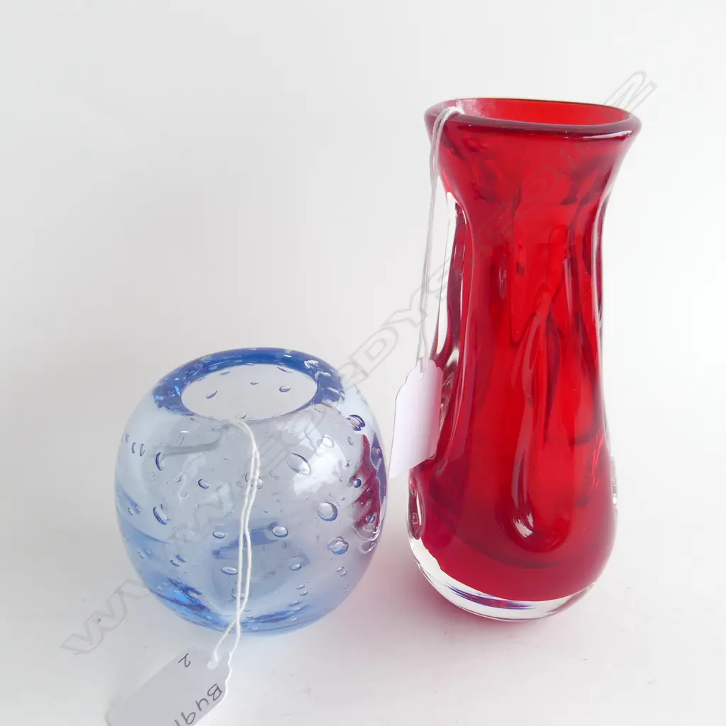 2 WHITEFRIARS VASES; BLUE WITH CONTROLLED BUBBLES (H 95MM) & RED INDENTED VASE (H165MM) Image 1++